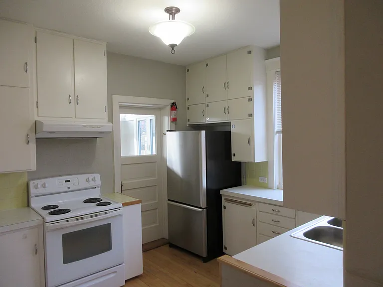 1033 S Clarkson St — Photo 8