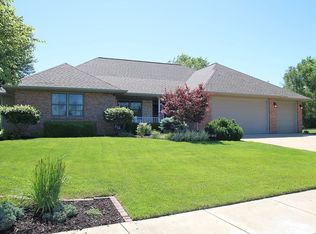 1920 Susan Hope Dr, Pekin, IL 61554