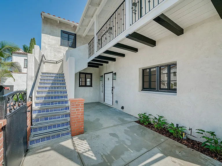 1014 S Hayworth Ave — Photo 14