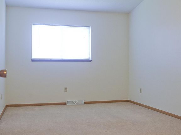 4th image of 105 Griswold Ave