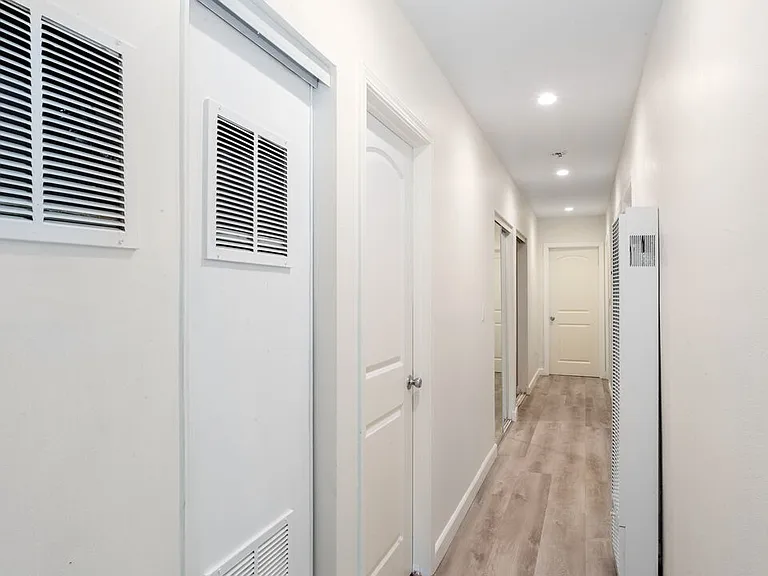 601 W 49th St #603-1/2 — Photo 15