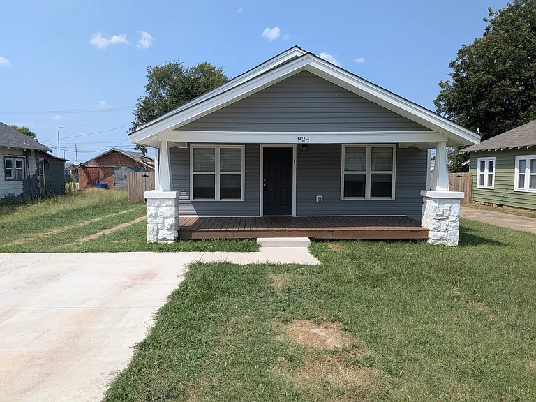 924 E Walnut St — Photo 1