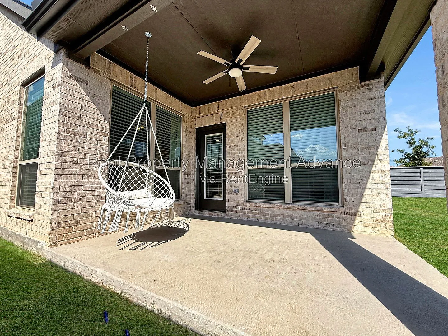 4 bed, 3.0 bath, 2426 sqft, $2,850 — Photo 2