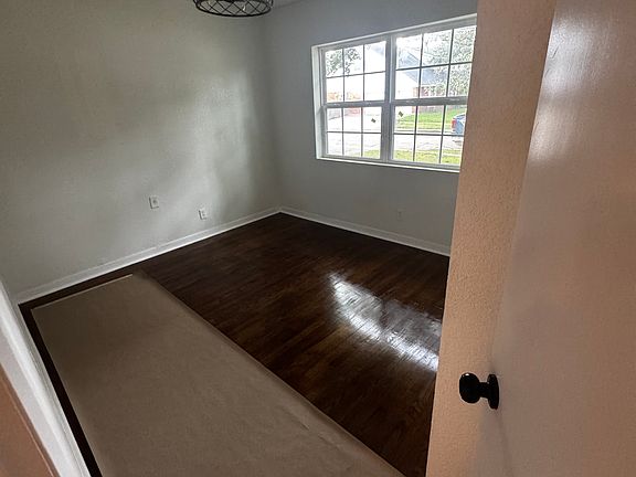 4th image of 1401 Deer Ave