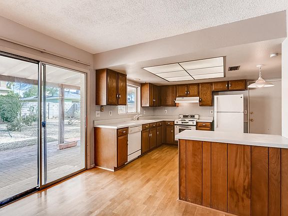 4532 W Gardenia Avenue-large-003-5-Kitch