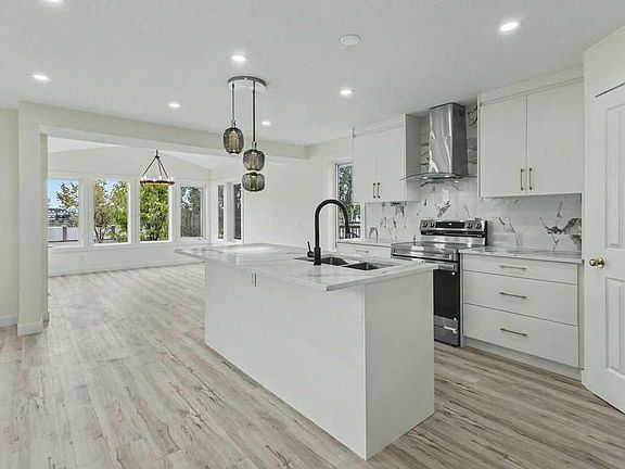 3rd image of 176 N Covehaven Rd NE