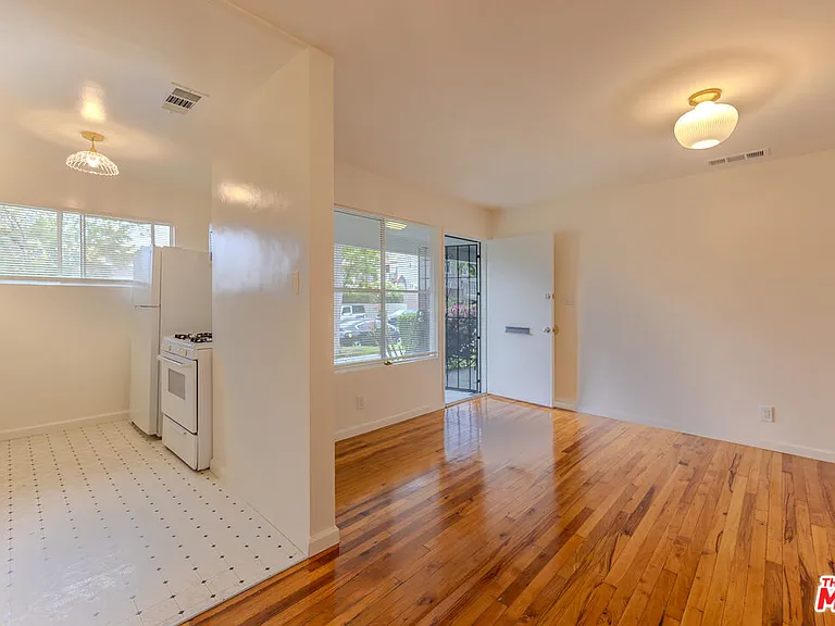 302 N Maple St — Photo 4