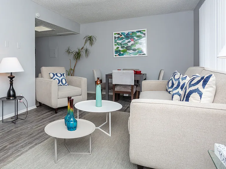 Las Lomas Apartments — Photo 6