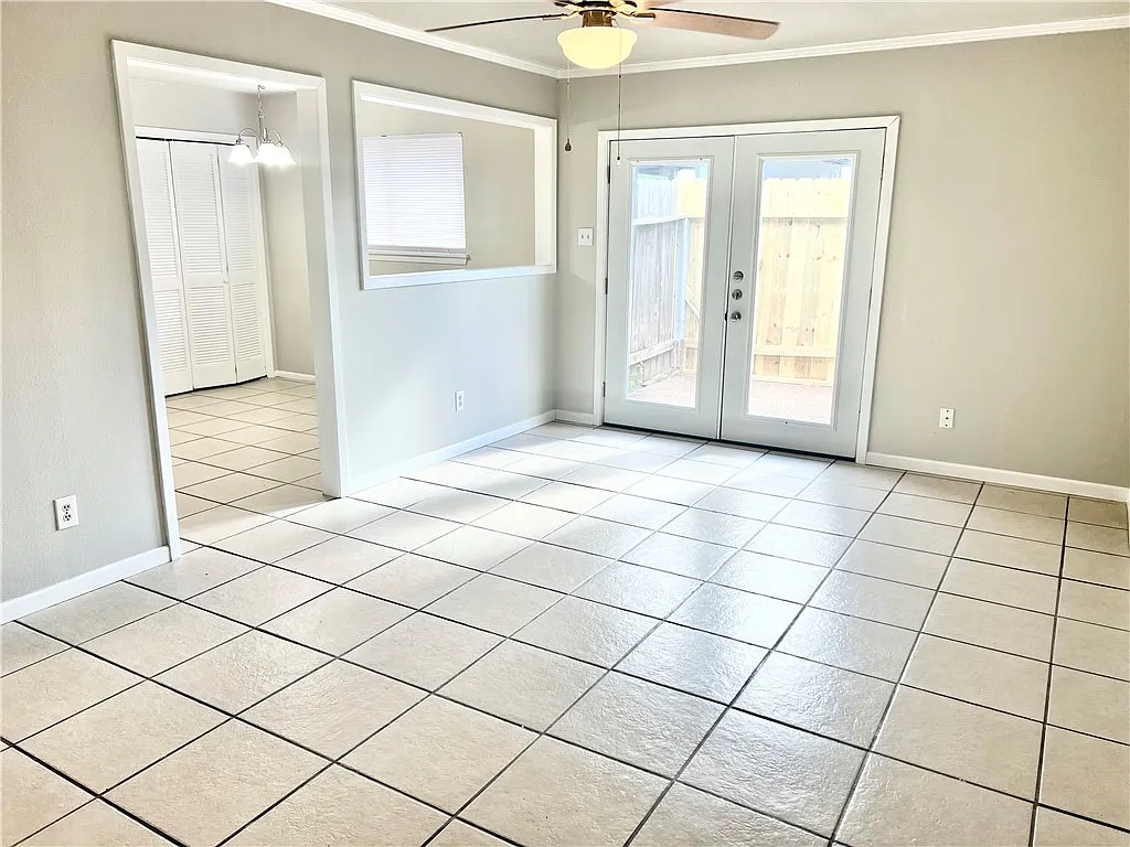 2 bed, 1.0 bath, 844 sqft, $1,300 — Photo 2