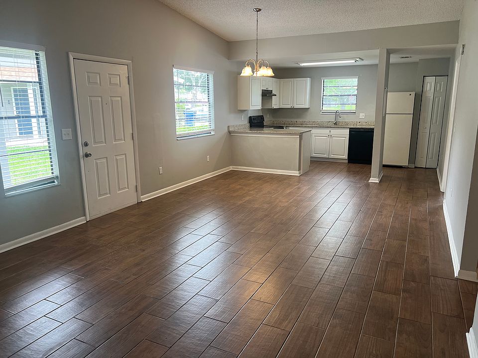 1st image of 10101 Lake Oak Cir