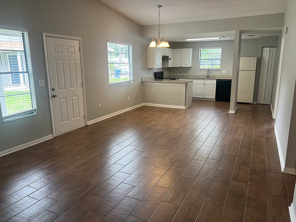 10101 Lake Oak Cir