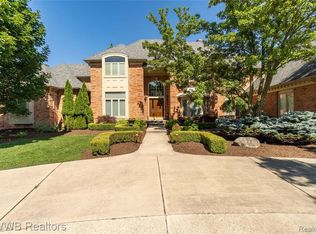 1980 Oak Pointe Dr, Rochester Hills, MI 48306