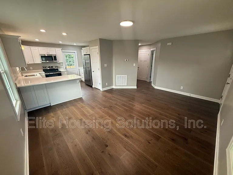 445 S 14th St — Photo 1