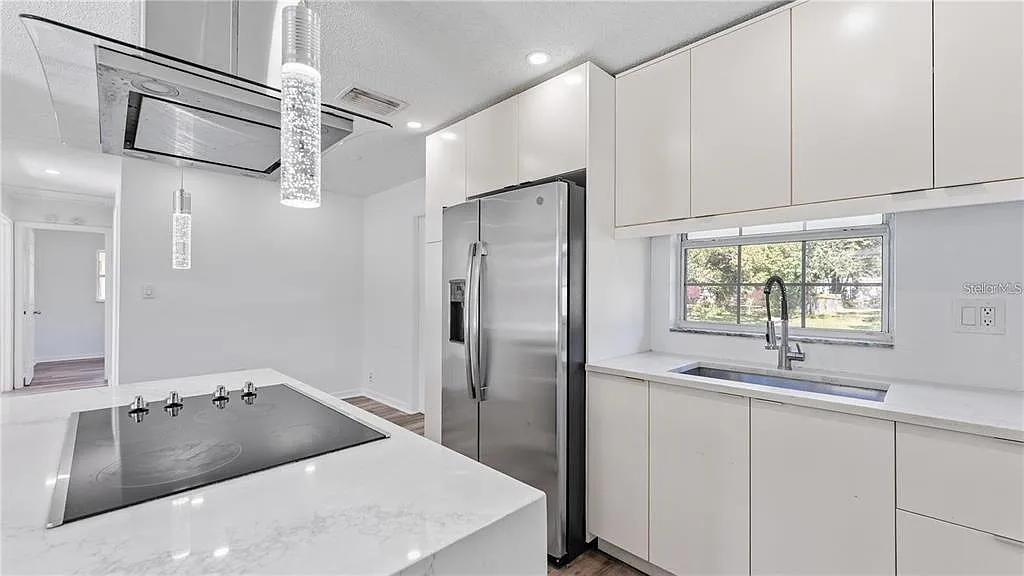 3 bed, 1.0 bath, 906 sqft, $2,190 — Photo 3