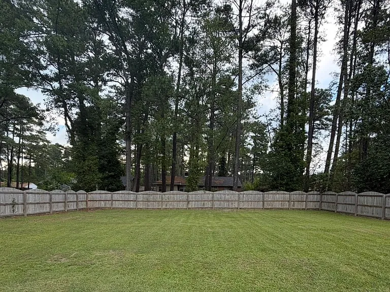 1904 Windsor Dr — Photo 4