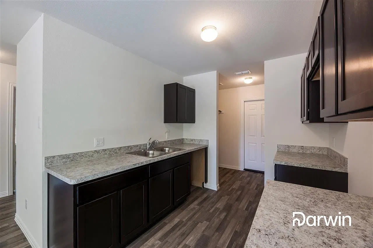 3 bed, 2.0 bath, 1311 sqft, $1,770 — Photo 3