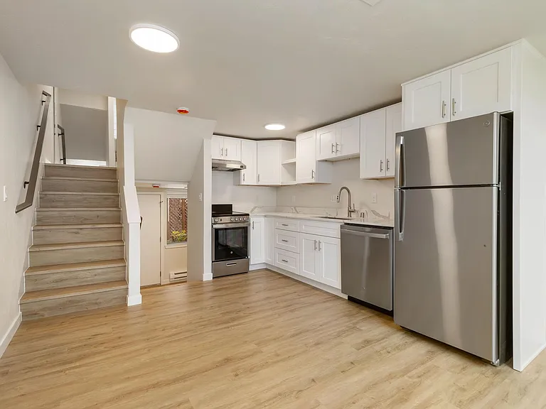 Thunderbird Apartments — Photo 13
