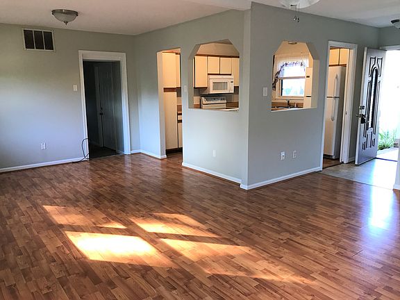 3rd image of 818 Tulip Dr
