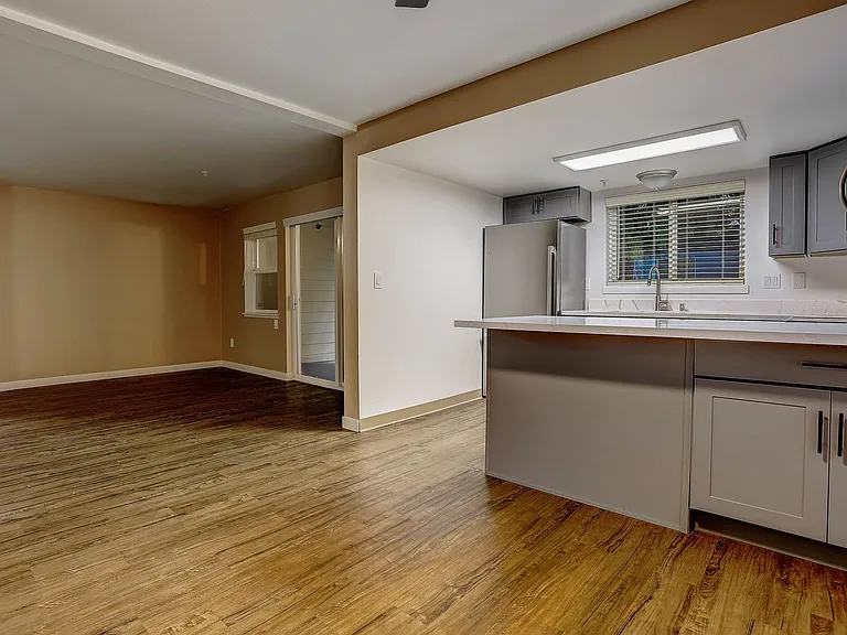 Sunset Highlands Apartments — Photo 6