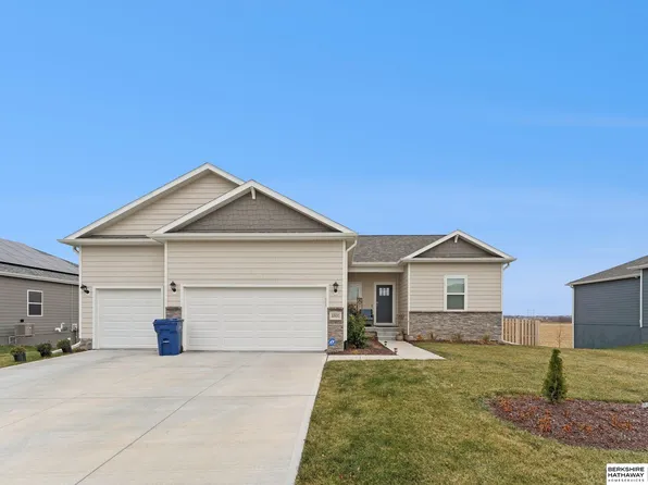 8801 Alexandra Rd, Papillion, NE 68157