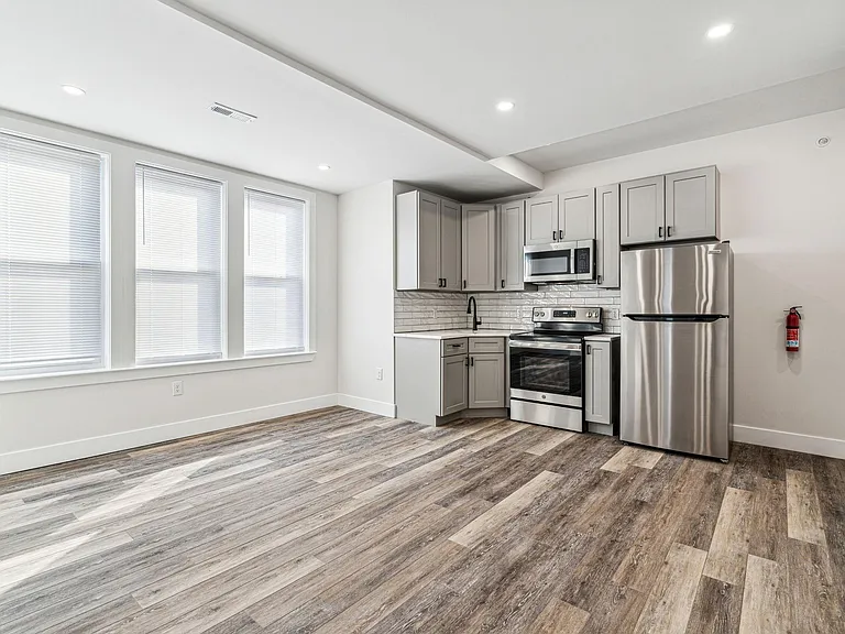 5601 Lansdowne Ave #3 — Photo 4