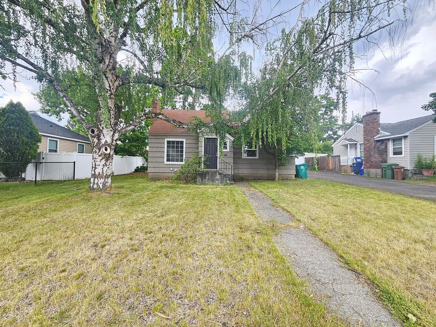 $1,895 - 3 Bed / 1 Bath Vintage Bungalow In North Spokane — Photo 2