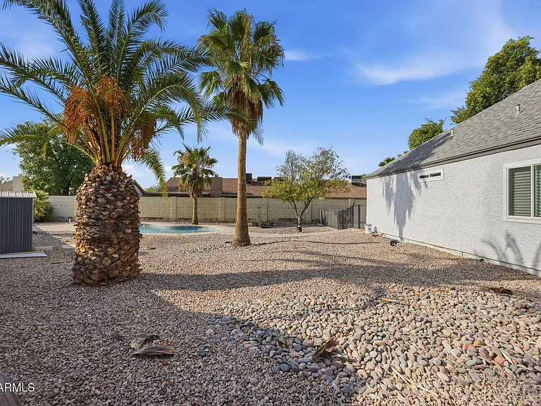 1735 E Stephens Dr — Photo 1