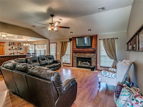 4th image of 15409 Cyndelyn Dr