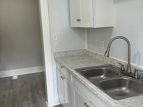 3rd image of 600 N Hyde Park Ave #B