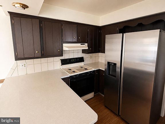 3rd image of 300 Wilson Ave