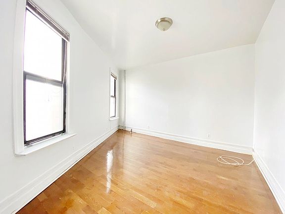 3rd image of 540 Manhattan Ave APT 2L