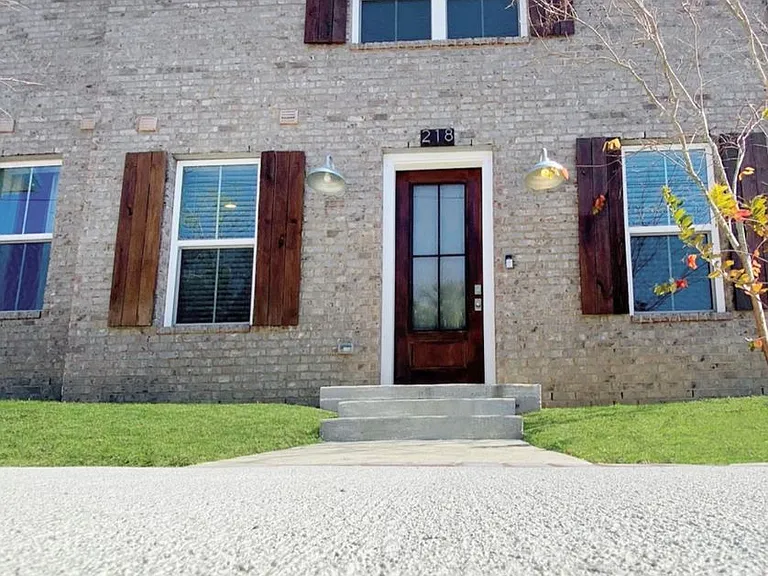 218 N De Villiers St — Photo 2
