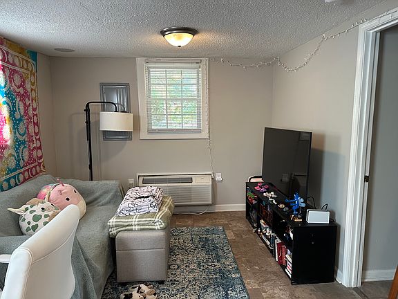 4th image of 311 1/2 Edward Ct