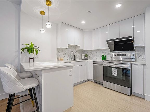 4th image of 52-16 Roosevelt Ave #2B
