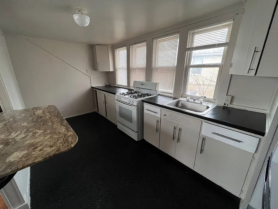 Building Photo - 435 University Dr #2