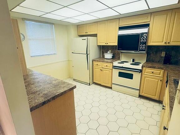 5th image of 2900 NE 14th Street Causeway #403