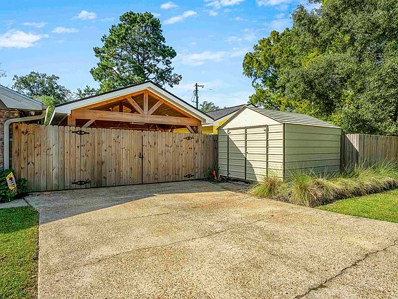 5th image of 202 Honeysuckle St