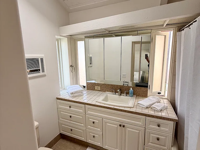 2677 Victoria Dr — Photo 9