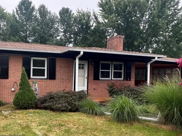 217 Fredericktowne Dr, Stephens City, VA 22655