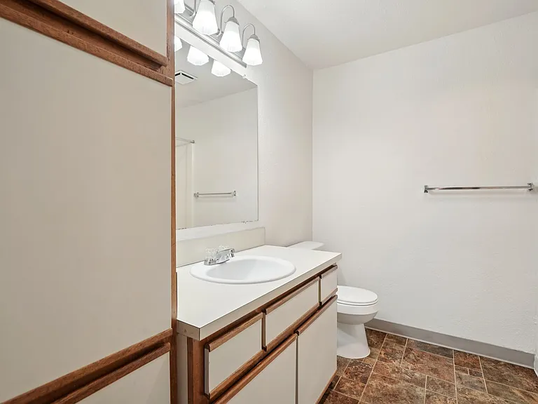 Cedar Court Apartments — Photo 20