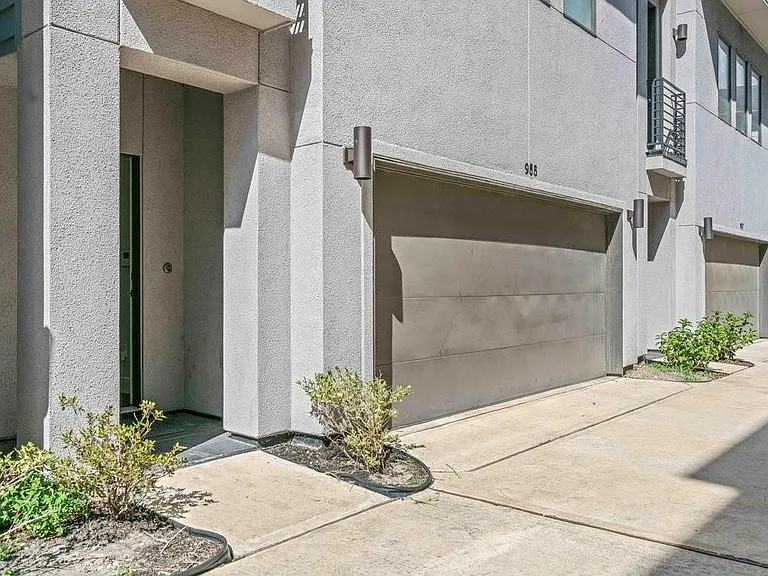 955 Saint Augustine St — Photo 29