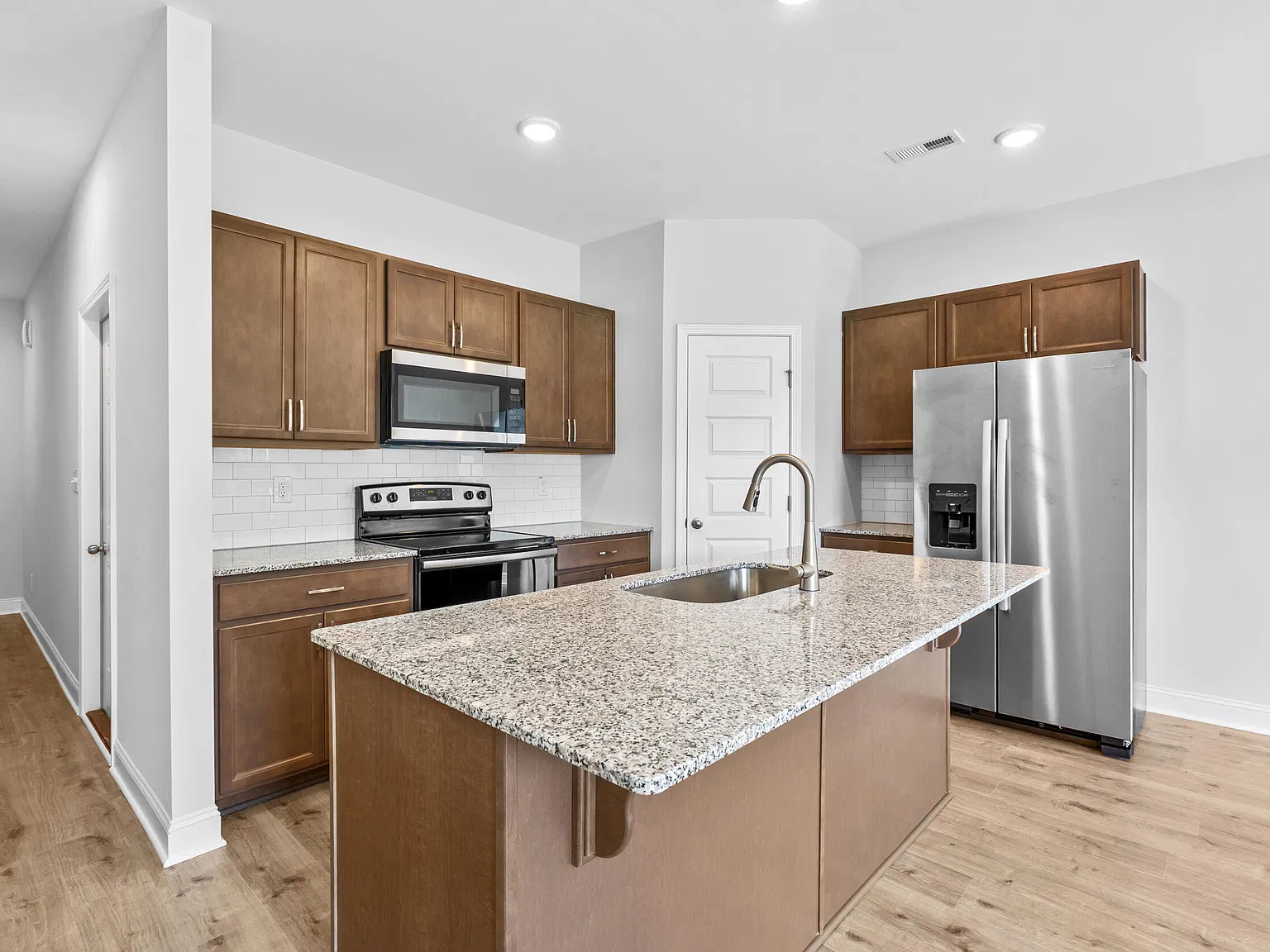 3 bed, 2.5 bath, 1409 sqft, $1,695 — Photo 3
