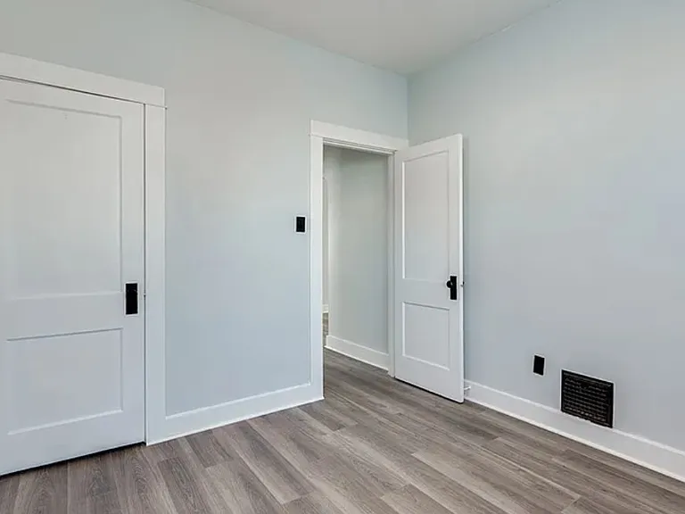 416 Geneva Rd — Photo 8