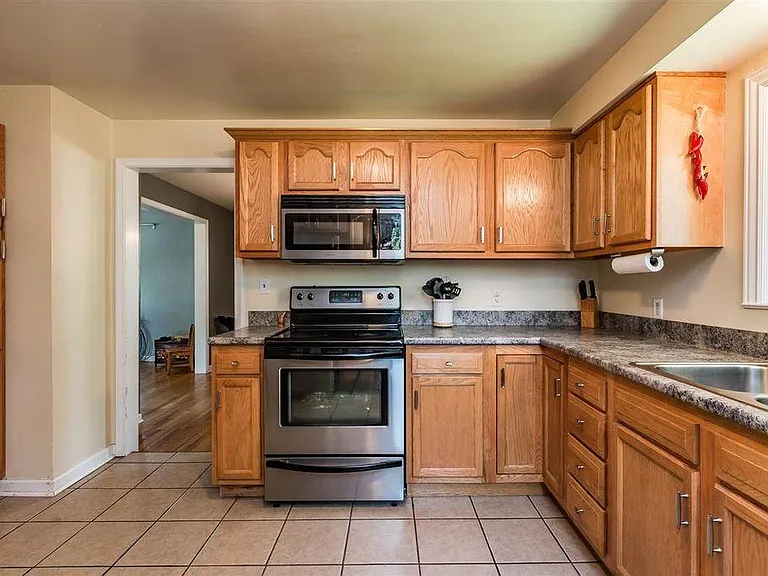 1014 Stanfield St — Photo 3