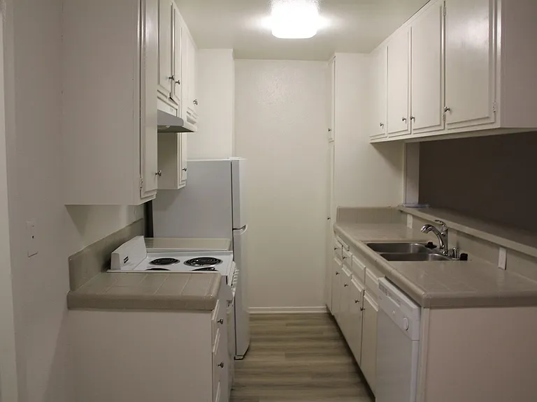 1415 S Bundy Dr — Photo 13