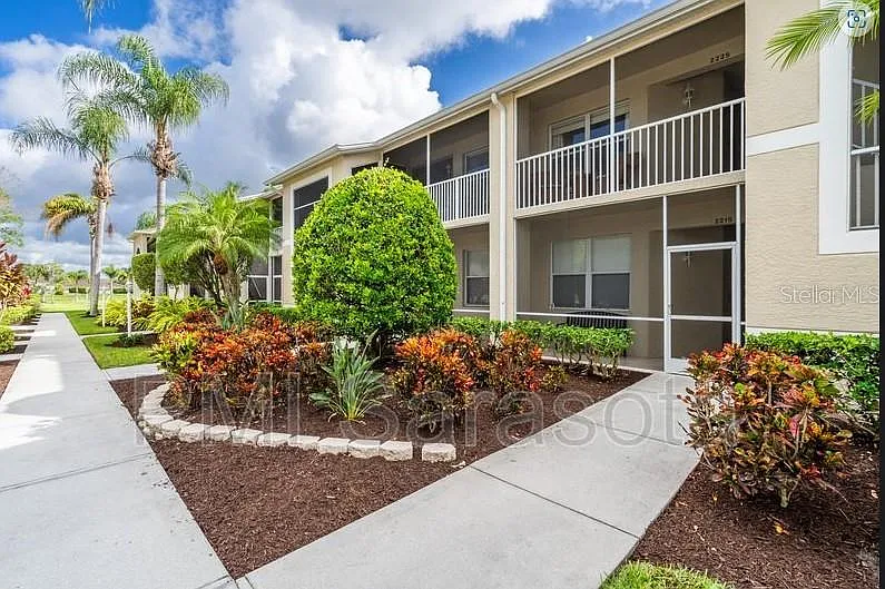2 bed, 2.0 bath, 1324 sqft, $4,200 — Photo 2