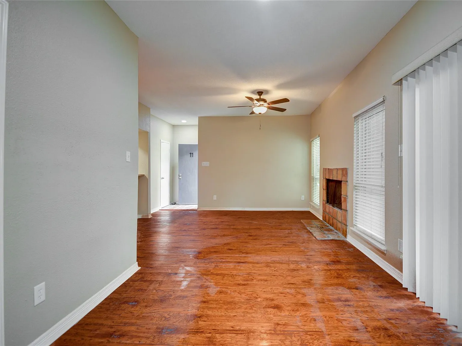 1 bed, 1.0 bath, 995 sqft, $1,350 — Photo 3