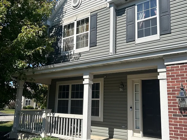 14615 Colonial Pkwy — Photo 2