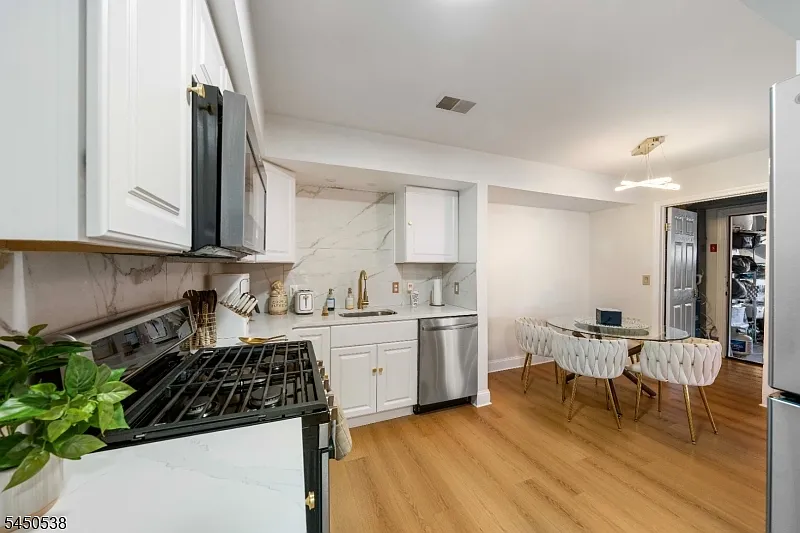 2 bed, 1.0 bath, $3,000 — Photo 2