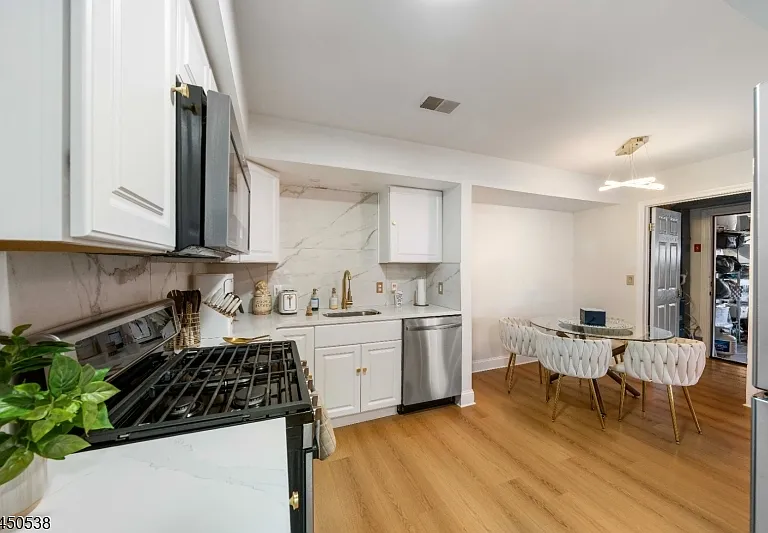 133 Port Ave — Photo 2